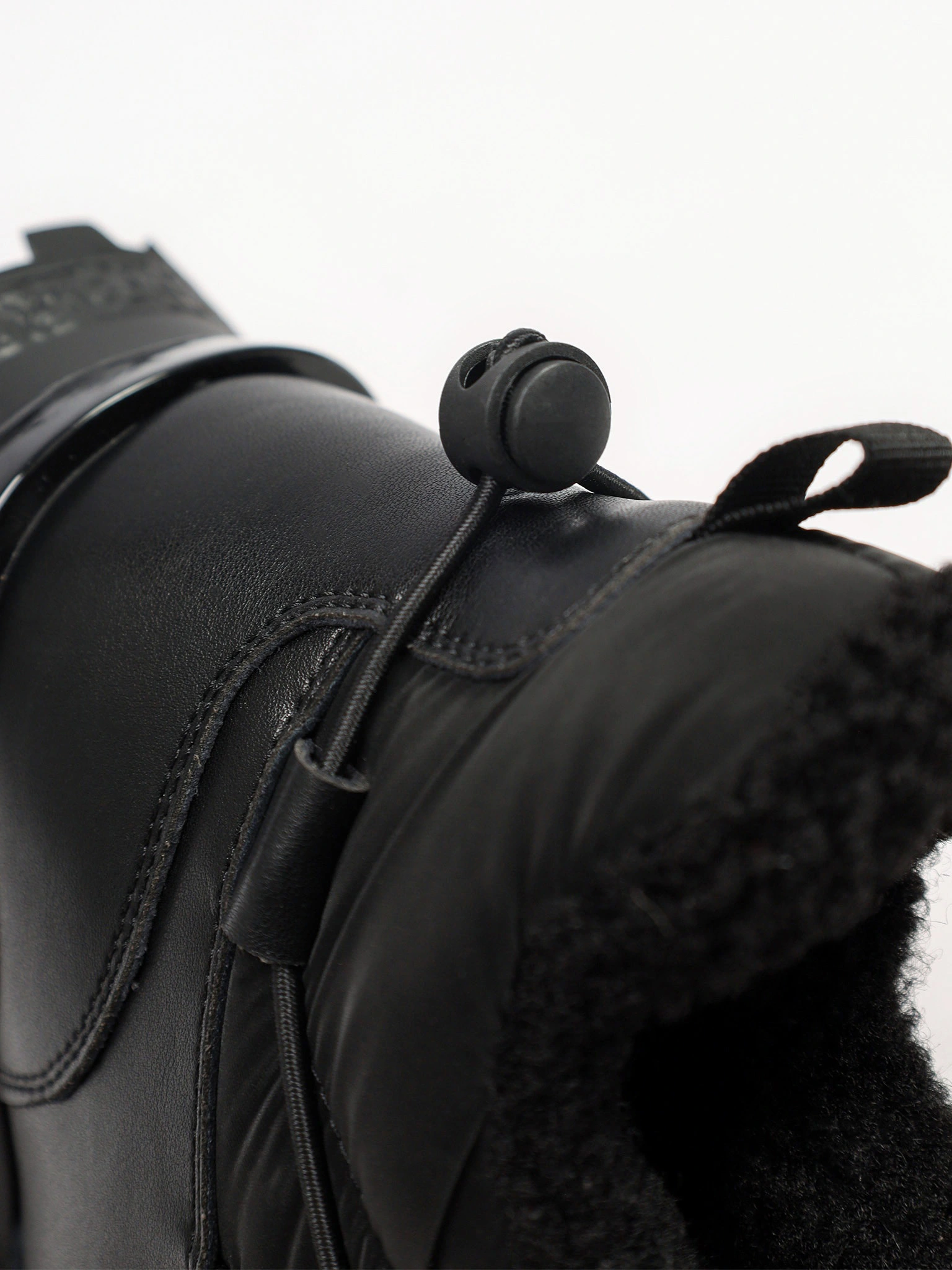 Кроссовки комбинированные черного цвета на рельефной подошве